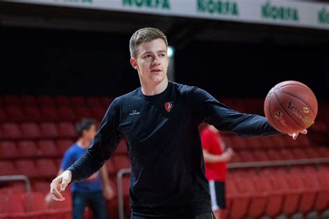 Krepšininkas atlieka perdavimą po krepšiu