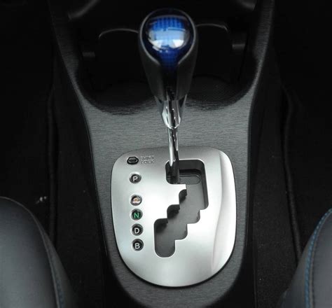 Opel Zafira automobilio salonas su išryškintomis pavarų perjungimo rankenėlėmis ir valdymo elementais