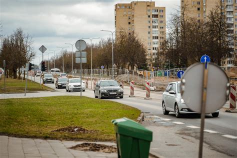 Teminis nuotrauka, vaizduojanti neteisingai pastatytą sunkvežimį gyvenamojoje zonoje