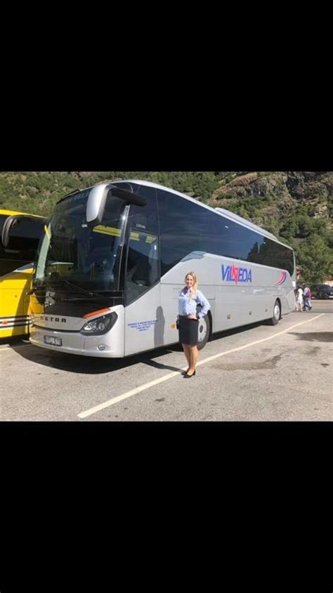 Teminis foto: Lina Chaladauskaitė prie turistinio autobuso Šiaurės Norvegijoje