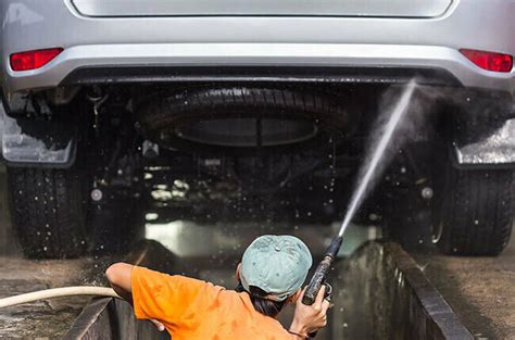 automobilio dugno plovimas rankinėje plovykloje siekiant pašalinti druskas