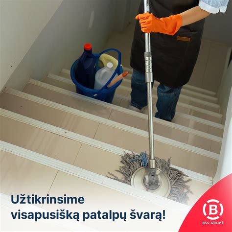 Nuotrauka, vaizduojanti profesionalų patalpų valymą