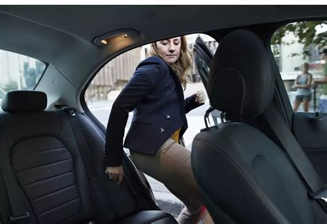 Tematinė nuotrauka su šlapiais rūbais automobilyje
