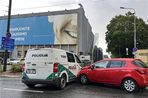 Tematinė nuotrauka su tarnybiniu automobiliu VMI ženklinimu