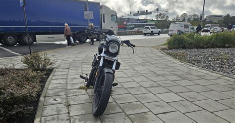 Tematinė nuotrauka: motociklininkas mokosi vairuoti aikštelėje