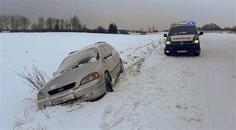 Teminė nuotrauka: vairuotojas skambina pagalbos kelyje tarnybai