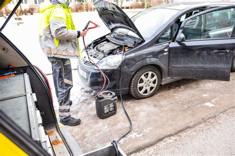automobilis su įjungtu autonominiu šildymu šaltą žiemos rytą