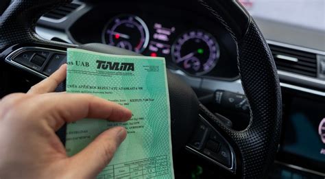 mechanikas tikrina autonominio šildytuvo sistemą automobilyje