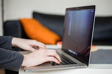 Nuotrauka, vaizduojanti rinkliavos punktą Ispanijoje su skirtingomis mokėjimo galimybėmis (grynieji, kortelės, elektroniniai prietaisai).