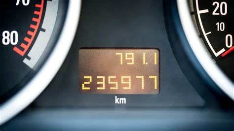 Paveikslėlis, iliustruojantis automobilio odometro klastojimą