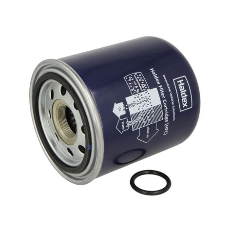 Serviso darbuotojas atlieka Haldex filtro valymą