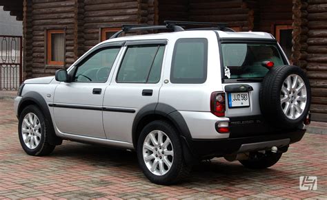 Teminė nuotrauka su „Land Rover Freelander“ automobiliu ir atsarginiu ratu