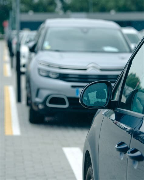 Nuotraukos pavyzdys: apgadinto automobilio nuotraukos iš skirtingų kampų su žalos detalėmis.