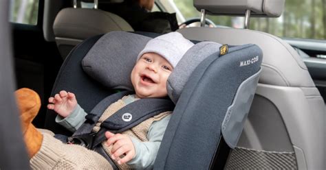 Tėvai tvirtina vaikišką automobilinę kėdutę automobilyje