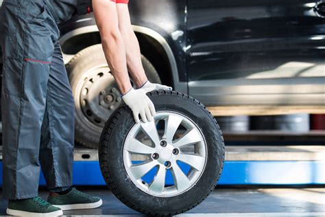 Teminė nuotrauka su automobilio padanga ant kelio