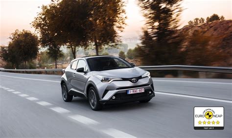 Toyota C-HR su aktyviomis saugos sistemomis