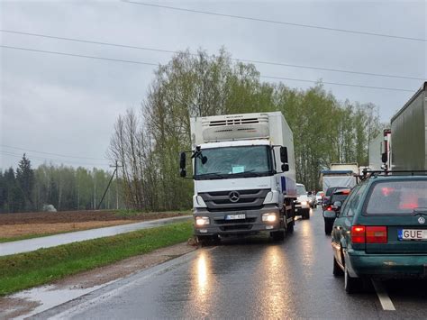 Teminė nuotrauka: krovininių automobilių eilė kelyje link pasienio punkto