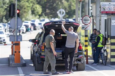 Infografika: krovininių automobilių eilių dinamika ir laukimo laikas pasienio punktuose