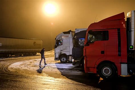 Teminė nuotrauka: sunkvežimiai stovintys pasienyje