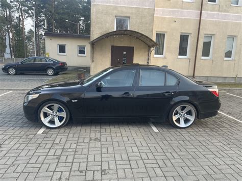 BMW E60 su juodais R19 ratlankiais
