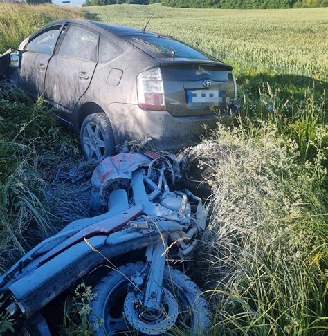 Motociklininkas, atliekantis triuką
