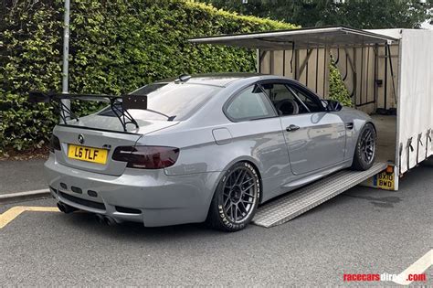 BMW E92 automobilio su stilizuotais ratlankiais nuotrauka