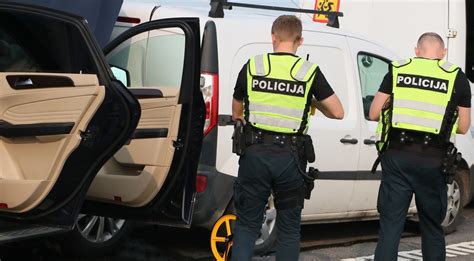 Tematinė nuotrauka: žmogus vairuojantis automobilį ir rodantis dokumentus pasienio kontrolėje