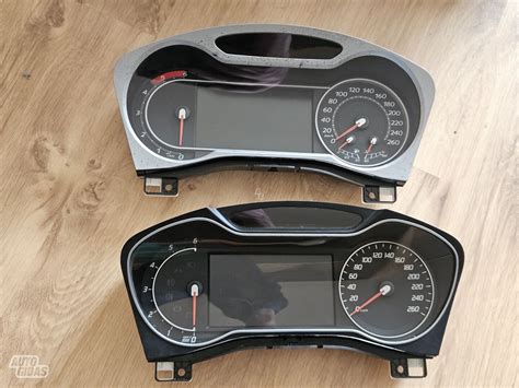 automobilio prietaisų skydelis su rida