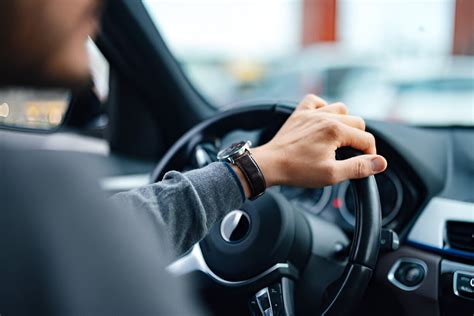 Teminis paveikslėlis, iliustruojantis automobilio vairavimą ir egzaminą