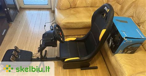 Automobilio salono vaizdas su reguliuojama sėdyne ir vairu