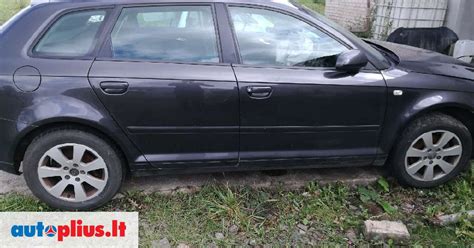 automobilis su naujai užklijuotu lipduku