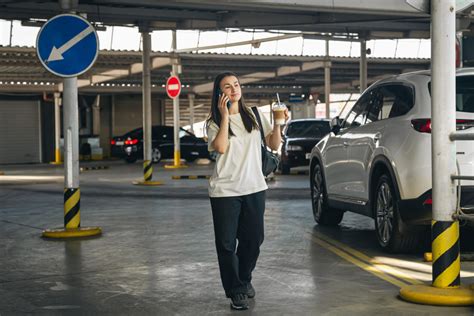 Profesionalaus vairuotojo testavimas su krovininiu automobiliu aikštelėje
