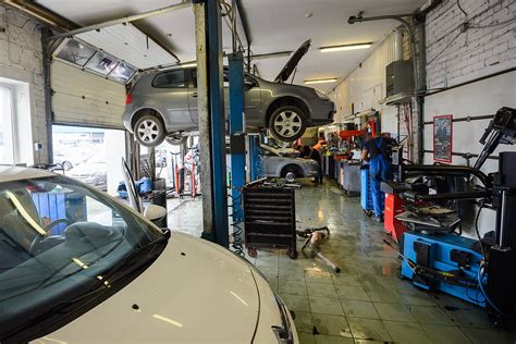 Infografika, vaizduojanti TÜV patikimumo reitingų lentelę su automobilių modeliais ir jų defektų procentine išraiška.