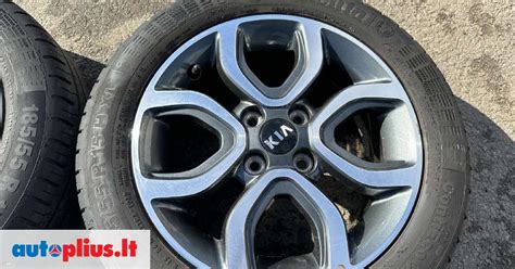 Kia Rio automobilis su stilingais lengvojo lydinio ratlankiais, galbūt skirtingų dizainų iliustracija.