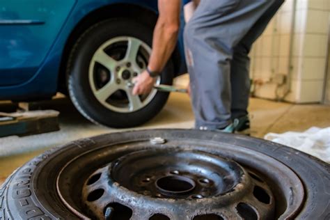 Teminė nuotrauka, vaizduojanti padangas arba automobilį su padangomis