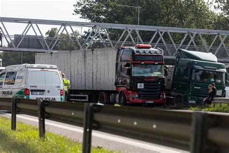 Teminis nuotraukos pavyzdys, iliustruojantis vilkiką su puspriekabe kelyje Vokietijoje