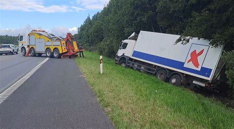 Teminė nuotrauka: krovininis automobilis Norvegijos kalnų kelyje