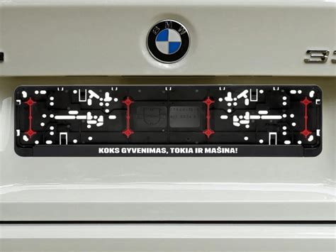 Pavyzdys: automobilių numerių rėmeliai su skirtingais logotipais