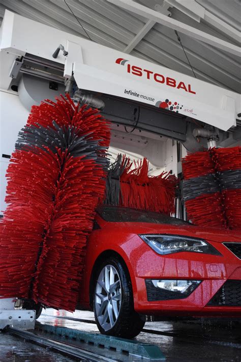 Tematinė nuotrauka su automobilių plovyklos šepetėliais
