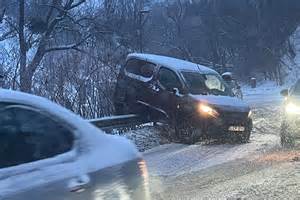 vairuotojas žiemą, automobilis ant apledėjusio kelio