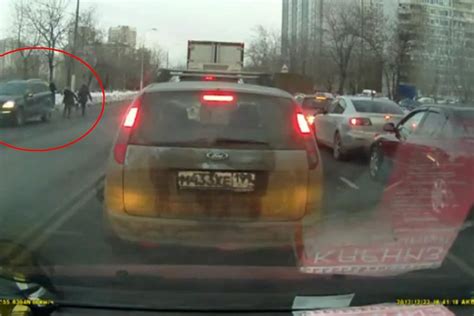 automobilis važiuojantis atbuline eiga
