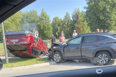 automobilis pastatytas ant įkalnės