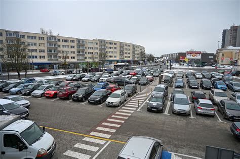 Teminė nuotrauka: automobilių stovėjimo aikštelė su vietomis neįgaliesiems