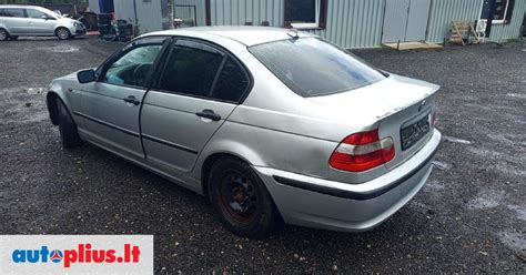 BMW 320 automobilis kelyje.