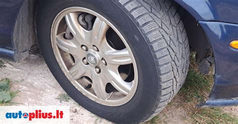 Tematinė nuotrauka su padangomis ir automobilio dalimis