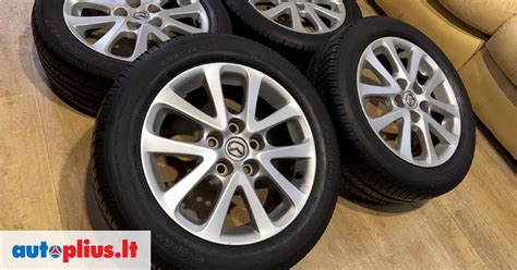 Toyota Yaris, stovintis su skirtingų tipų padangomis, pavyzdžiui, žieminėmis ir vasarinėmis, siekiant vizualiai parodyti jų skirtumus.