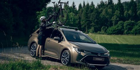 Teminis auto supirkimo Visagine paveikslėlis, galbūt, su stilizuotu automobiliu ir Visagino miesto siluetu