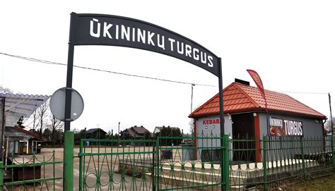 Turgus viename iš Karibų miestų su gausybe įvairių prekių.