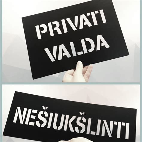Įvairūs plastikiniai trafaretai su skirtingais raštais: tekstas, sūkuriai, plunksnos, gėlės, chevronas.