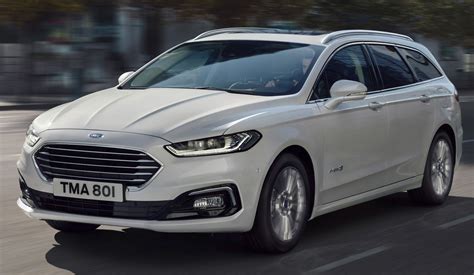 Ford Mondeo važiuojantis keliu